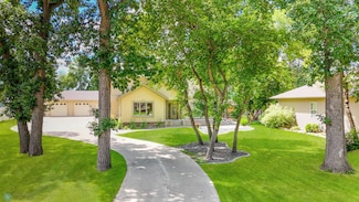 154 W Beaton Dr, West Fargo, ND 58078