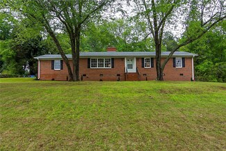 104 Knollview Dr, Greenville, SC 29611