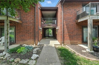5569 Baronridge Dr Unit 1, Saint Louis, MO 63129