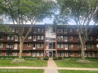 2915 W 13 Mile Rd Unit 104, Royal Oak, MI 48073