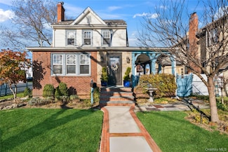115 Wicks Ln, Malverne, NY 11565
