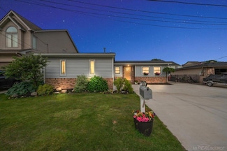 37738 Maplehill St, Harrison Township, MI 48045