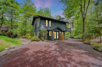 6206 Lakeview Dr, Pocono Pines, PA 18350