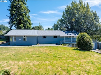 1648 View St, Myrtle Point, OR 97458