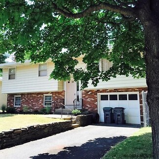 35 Orchard Rd, Castleton On Hudson, NY 12033