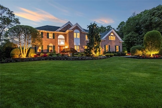 10 Spinnaker Ct, Northport, NY 11768