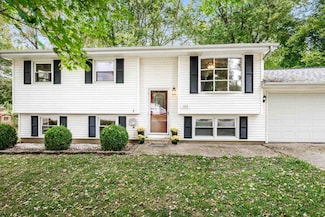 433 Standish Dr, Bloomington, IL 61704