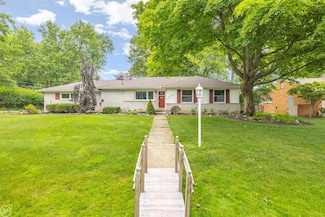 31980 Inglewood St, Beverly Hills, MI 48025