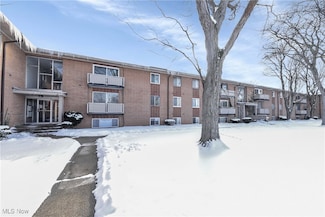 22081 River Oaks Dr Unit B1, Rocky River, OH 44116