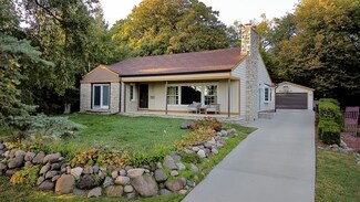 3921 River Oaks Dr, Des Moines, IA 50312