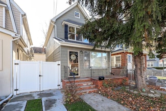 72-04 Manse St, Flushing, NY 11375