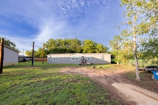 934 7th St, Floresville, TX 78114
