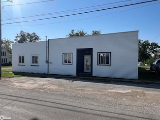 104 E Maple Ave, Libertyville, IA 52567