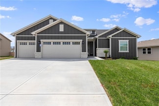 1647 Grayhawk Dr, Basehor, KS 66007