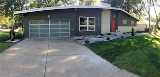 9101 W 70th St, Overland Park, KS 66204