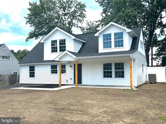 50 Macintosh Rd, Levittown, PA 19056