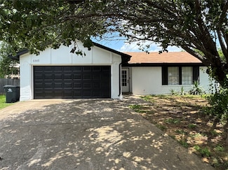 5915 Willow Crest Dr, Arlington, TX 76017