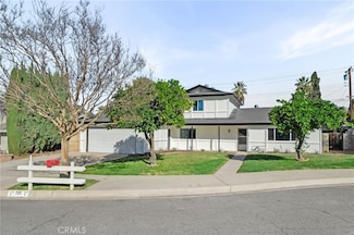 725 Robinhood Ln, Redlands, CA 92373