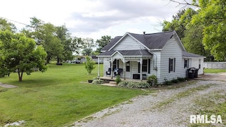 607 E 3rd St, Kinmundy, IL 62854
