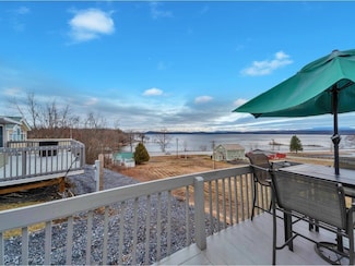 8 Angler Ln, South Hero, VT 05486