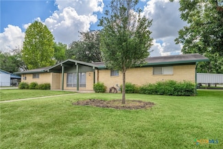 516 W 14th St, Shiner, TX 77984