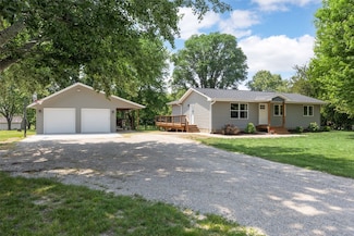 3920 Vern Acres Dr, Center Point, IA 52213