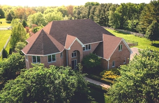 11 Moate Ln, Barrington, IL 60010
