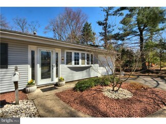 54 Cambridge Rd, Kendall Park, NJ 08824