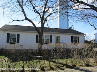 16 Pine St, Lakehurst, NJ 08733