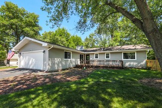 44 Elmwood Dr, Naperville, IL 60540