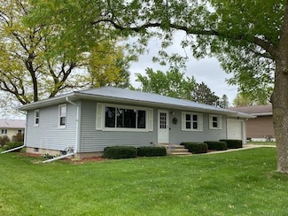 1011 Red Maple Ave, Cresco, IA 52136