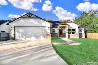 303 S 11th St, Stockdale, TX 78160