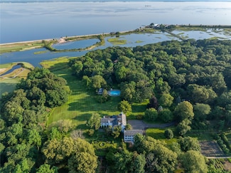 10 Lands End Rd, Locust Valley, NY 11560