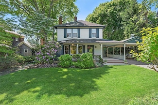 910 New Suffolk Ave, Mattituck, NY 11952