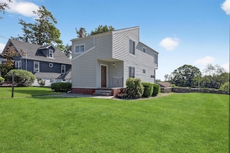 16 Crest Dr, Yorktown Heights, NY 10598