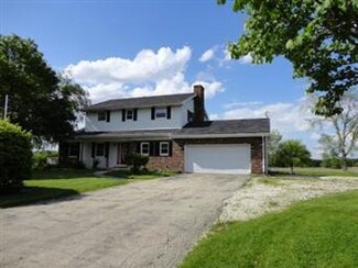 12233 Twin Oaks Ct, Sycamore, IL 60178
