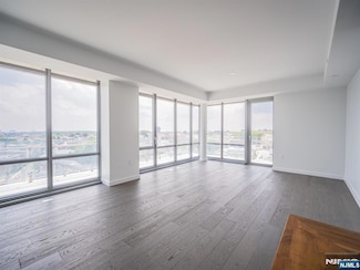 320 Adolphus Ave Unit 401, Cliffside Park, NJ 07010