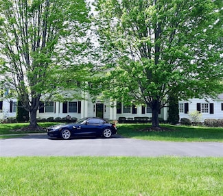 58 Towne Place Dr, Hendersonville, NC 28792