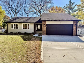 33 E Country Club Ct, Palatine, IL 60067