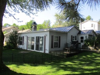 395 Lane 101 Hamilton Lake, Hamilton, IN 46742