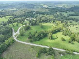 5 Regal Heights Ln, Crane, MO 65633