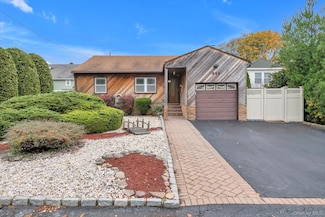 326 4th St, East Northport, NY 11731