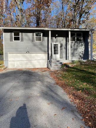 4 Heather Ln, Saratoga Springs, NY 12866