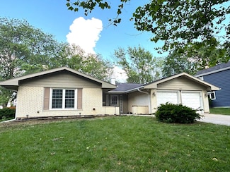 2S513 Ashley Dr, Glen Ellyn, IL 60137