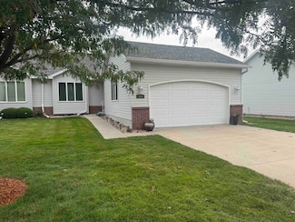 910 Ronan Dr, Hastings, NE 68901