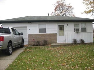 1667 Solfisburg Ave, Aurora, IL 60505