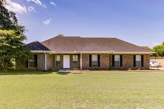 211 Cobblestone Dr, Vicksburg, MS 39183