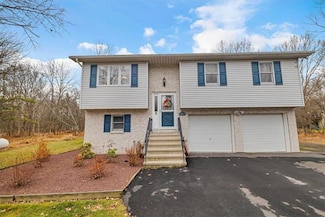 579 Adie Dr, Effort, PA 18330