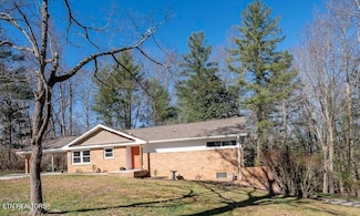 924 W Outer Dr, Oak Ridge, TN 37830