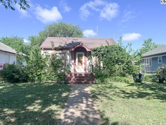 905 S Pine St, Pratt, KS 67124